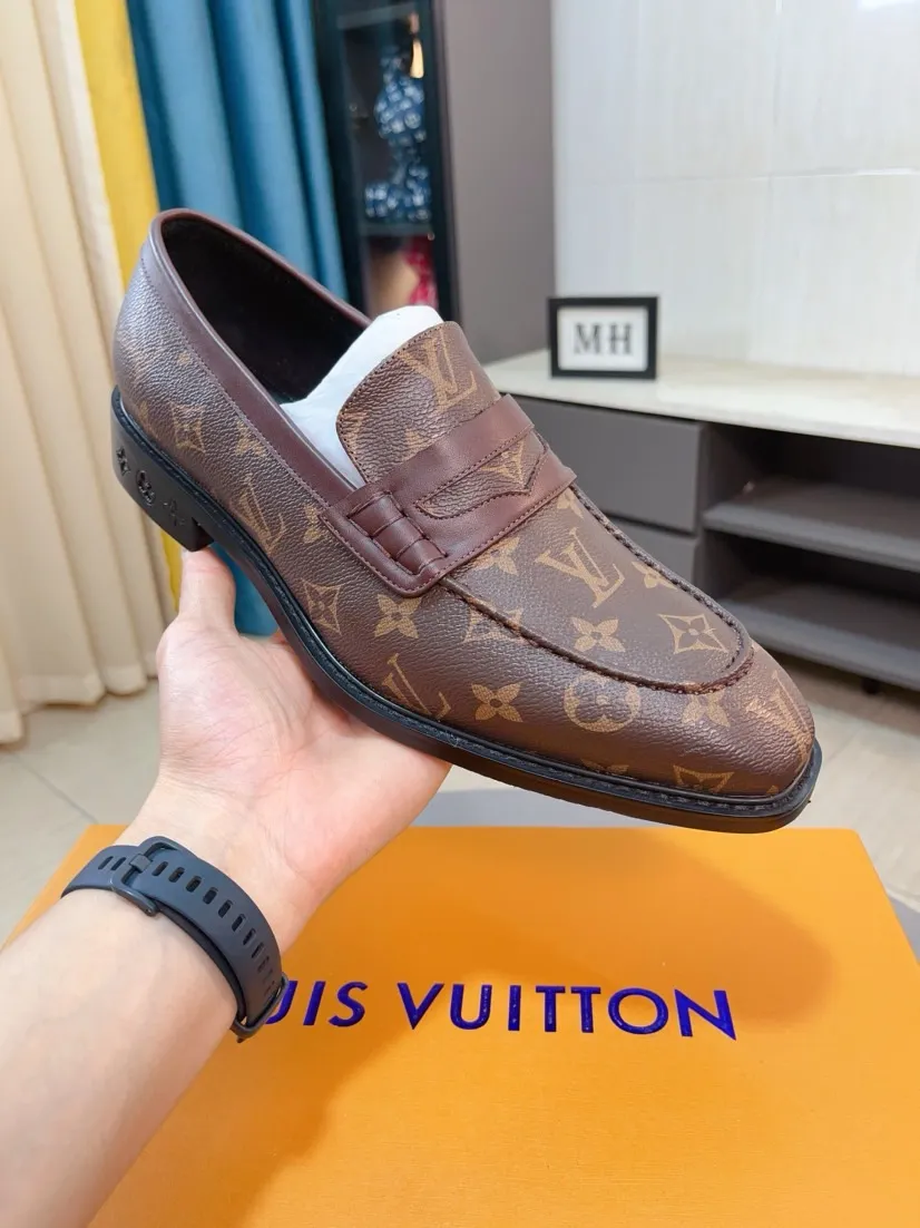 Ex-factory price 720🌹🌹High version [LV] Louis Vuitton's popular casual leather shoes🎖Fashionable and elegant🎖🎖Material: Original imported open-edge beaded cowhide, washed cowhide leather lining, original open-molded rubber outsole, high-end and classy, ​​elegant quality, instantly transforming into a handsome man ❤❤Standard\nNumber: 38-44